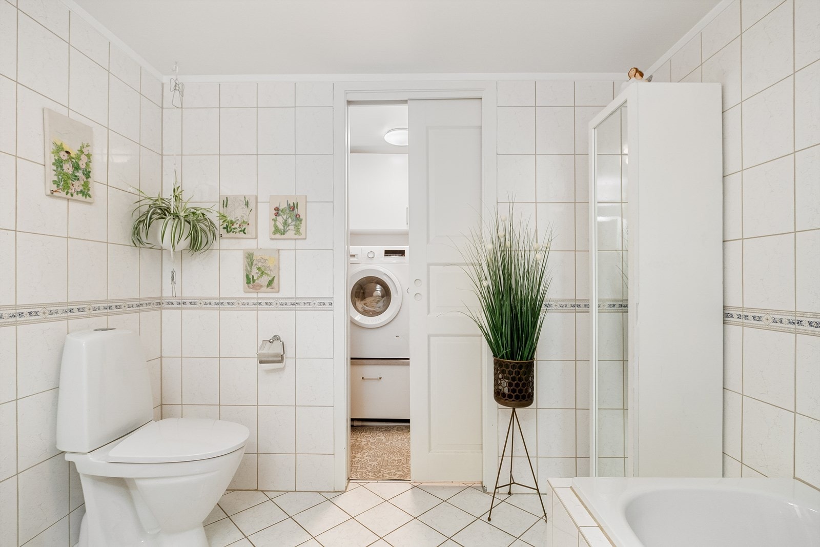 Hovedbad med badekar, samt tilgang til vaskerom Galleribilde