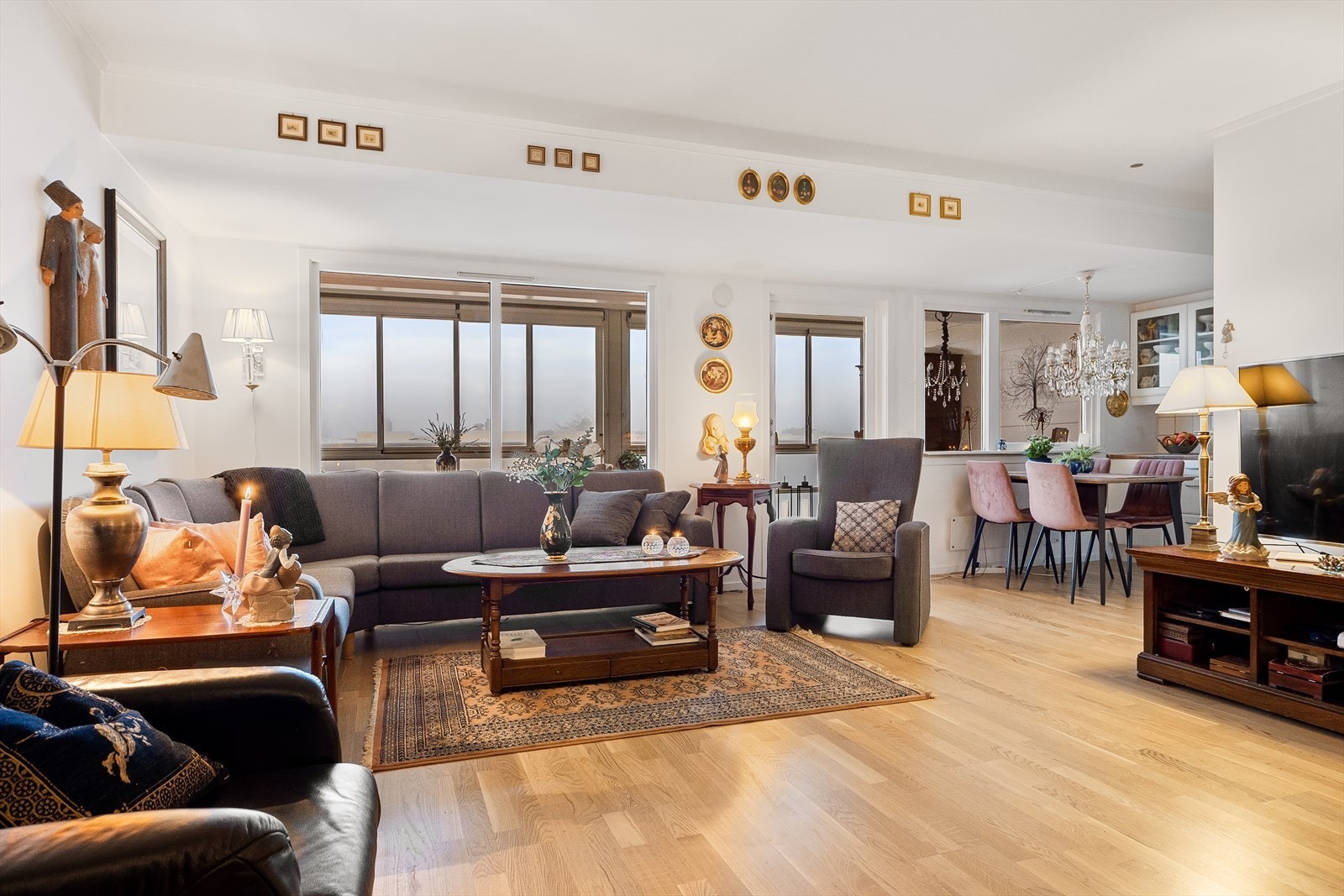 Stuen med utgang til innglasset balkong på ca. 29m² Galleribilde