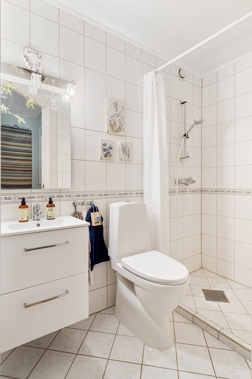 Leilighetens andre bad, dette med dusj Galleribilde