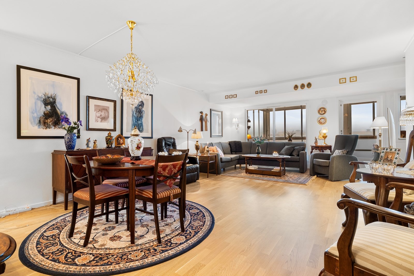 Stue med god plass til møblement i flere soner Galleribilde