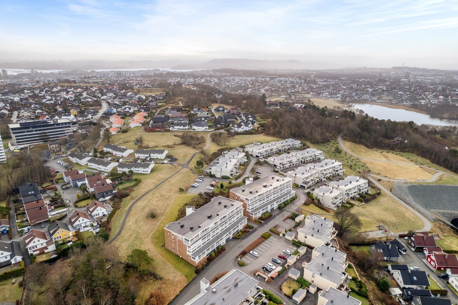 Luftfoto som viser boligområdet og nærliggende landskap Galleribilde