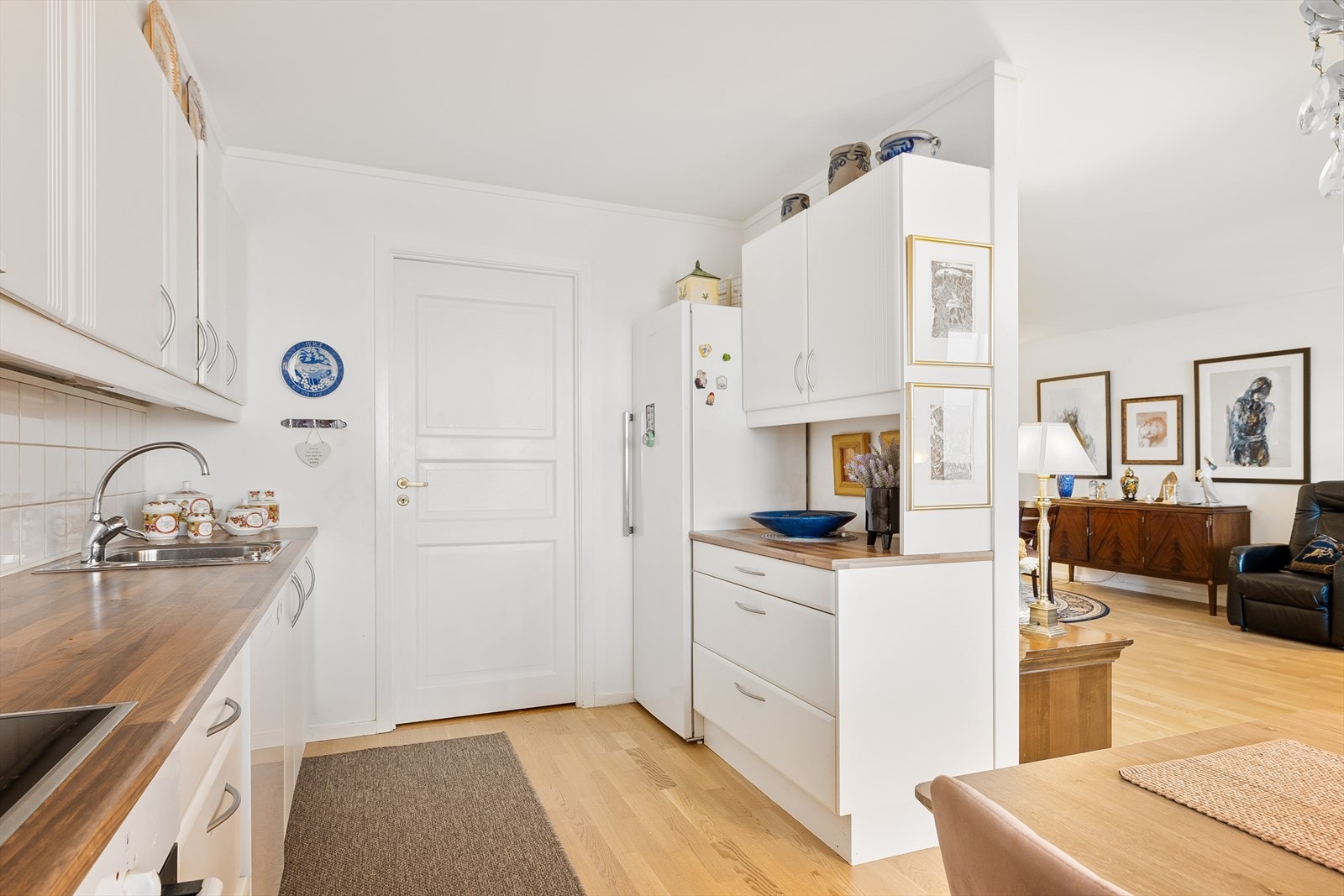 Kjøkken av god størrelse, samt praktisk grovkjøkken/matbod i tilhørende rom Galleribilde