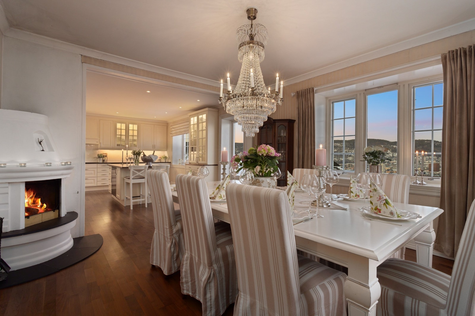 Spisestue/kjøkken - Kveldsbilde Galleribilde