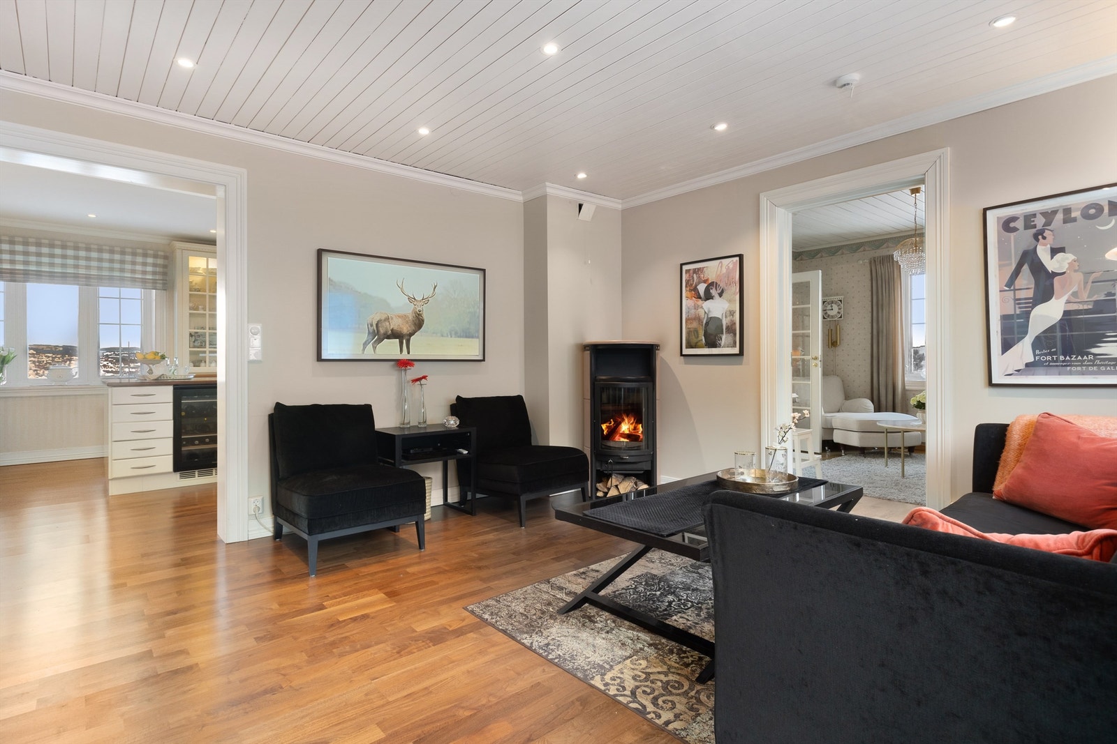 Stue 1 med frittstående peisovn i hjørne Galleribilde