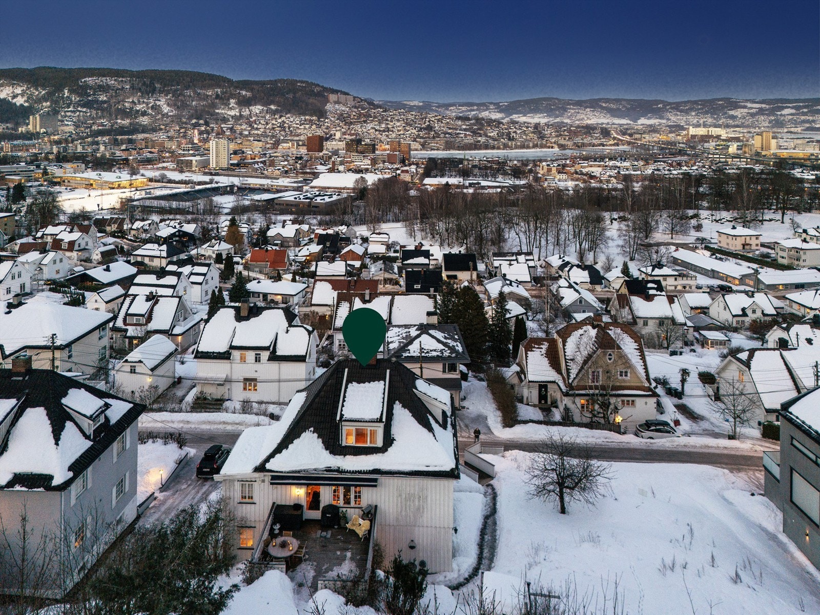 Delvis overbygget platting i tilknytning til inngangspartiet Galleribilde