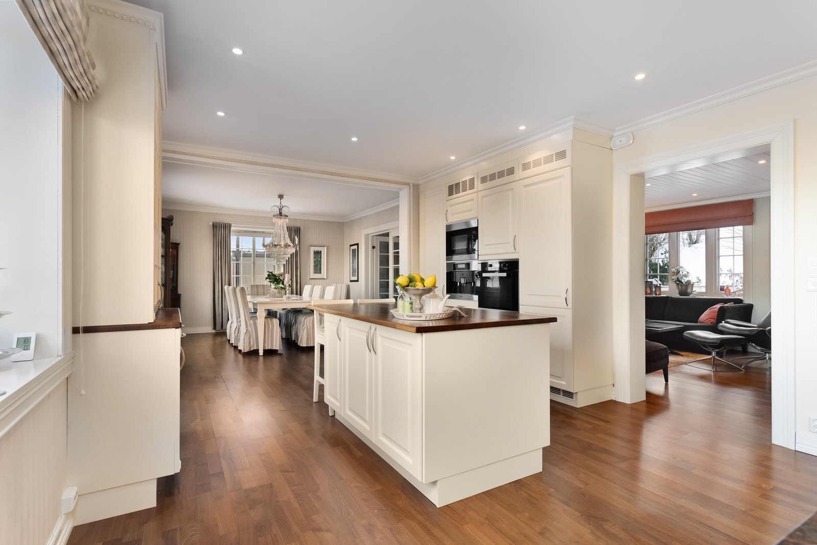 Kjøkkenet har downlights i tak og varmefolie i gulv Galleribilde