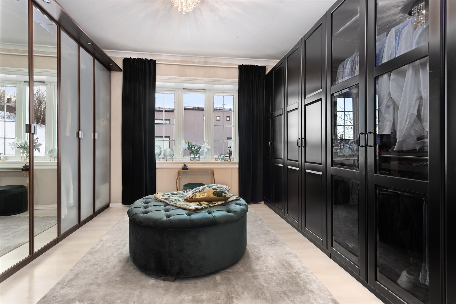 Garderoberom/soverom med romslige garderobeløsninger - Rommet er opprinnelig et soverom Galleribilde