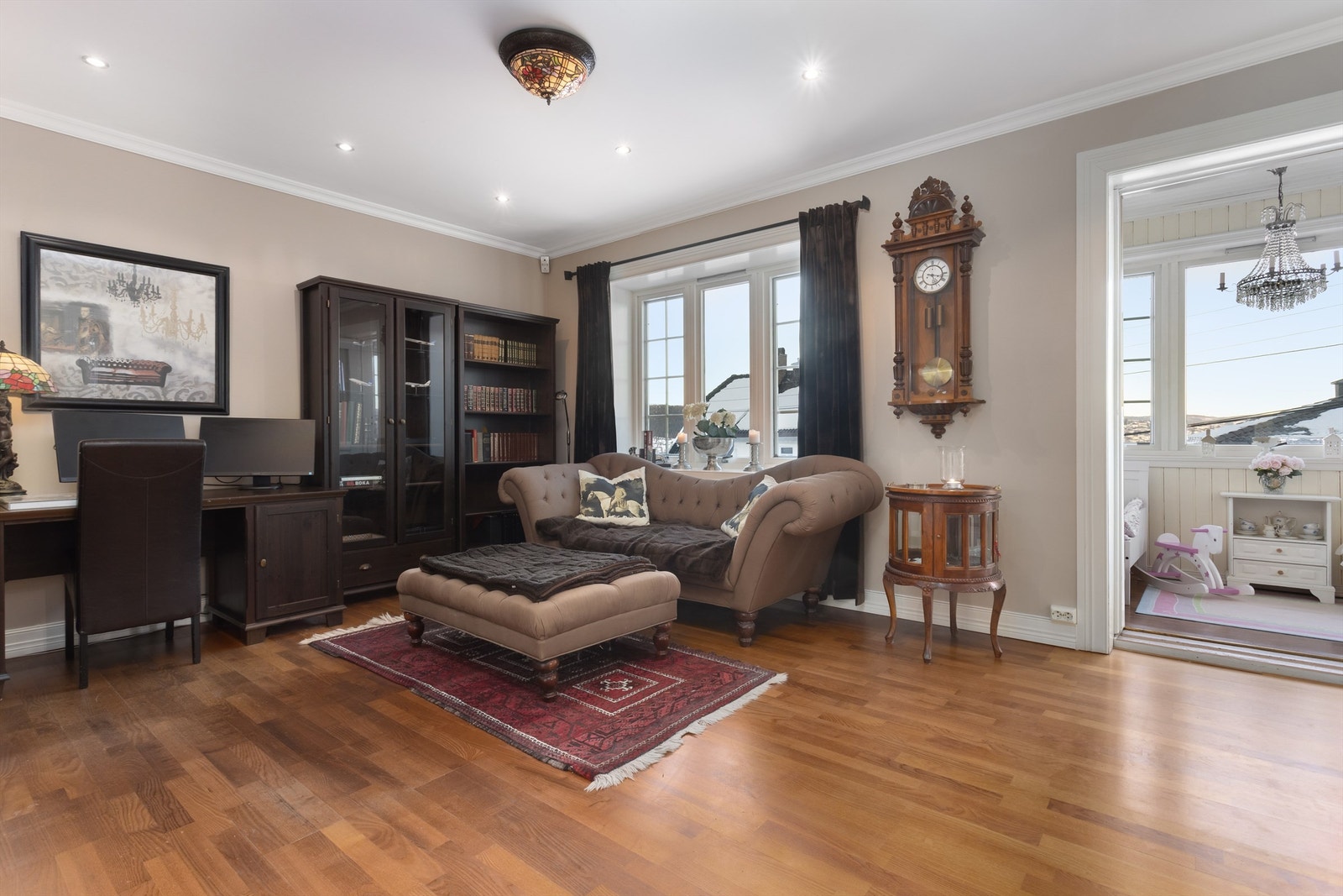 Stue i 1. etasje med peisinnsats og varmekabler i gulv Galleribilde