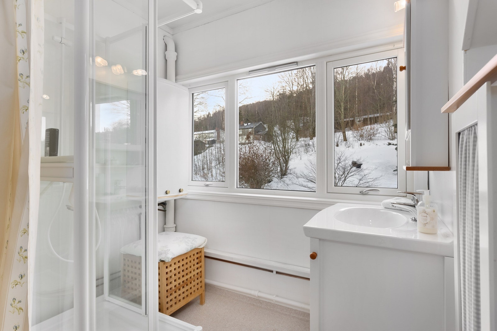 Gang/bad med dusjkabinett (oppgradert badet i ca. 2000) Galleribilde