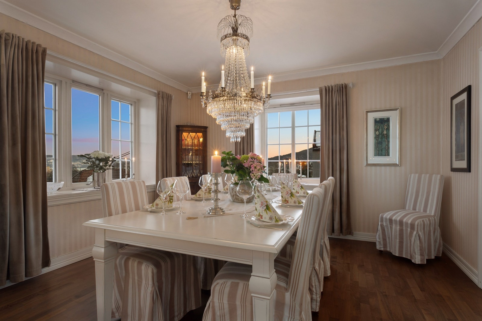 Spisestue - Kveldsbilde Galleribilde