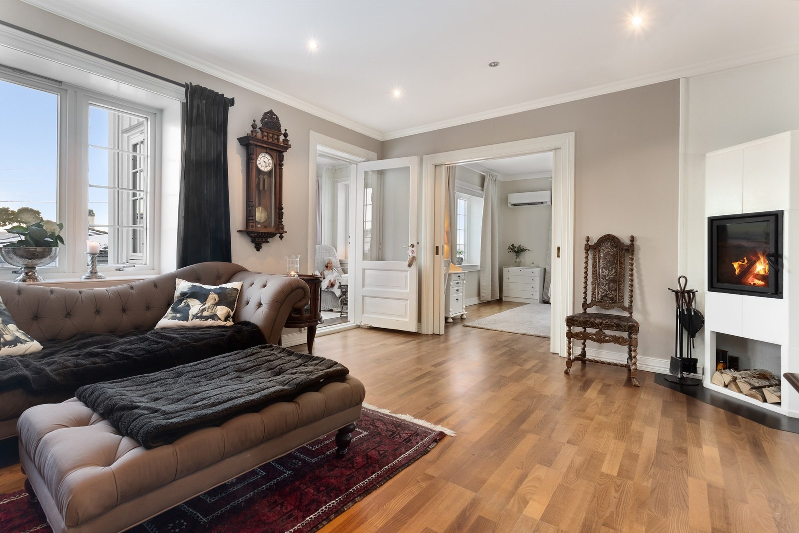 Boligen har klassiske detaljer med bl.a. store vinduer med sprosser samt dype karmer Galleribilde