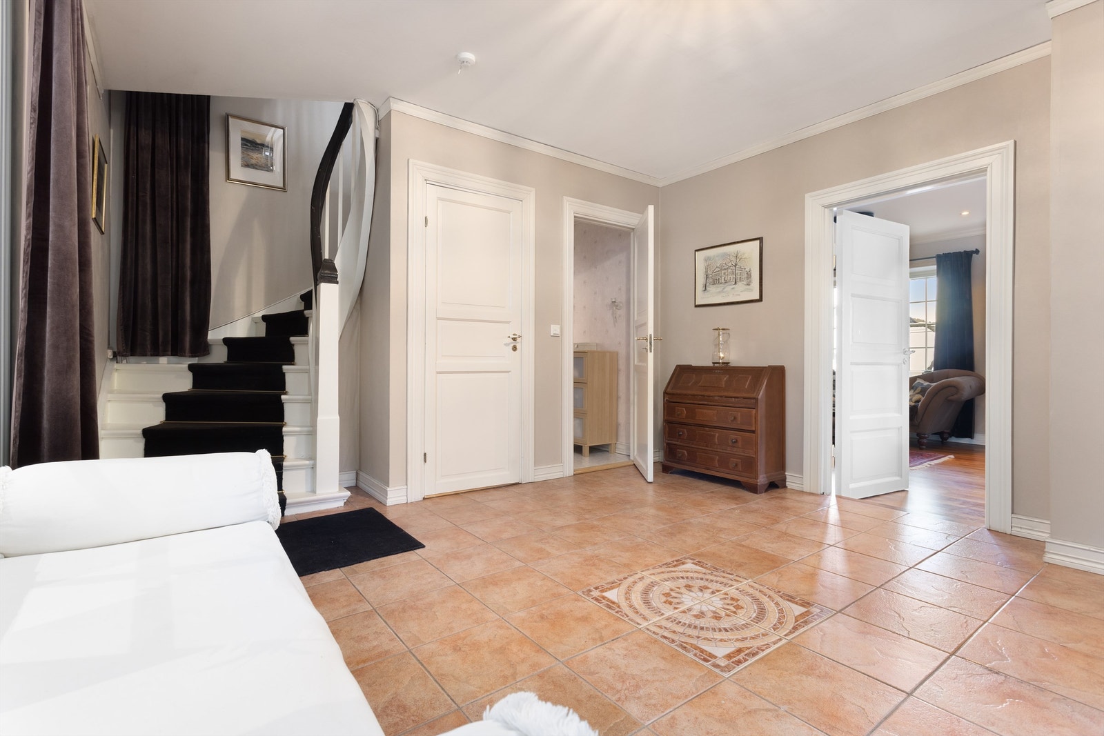 Romslig hall med god plass til å henge i fra seg yttertøy o.l. Galleribilde