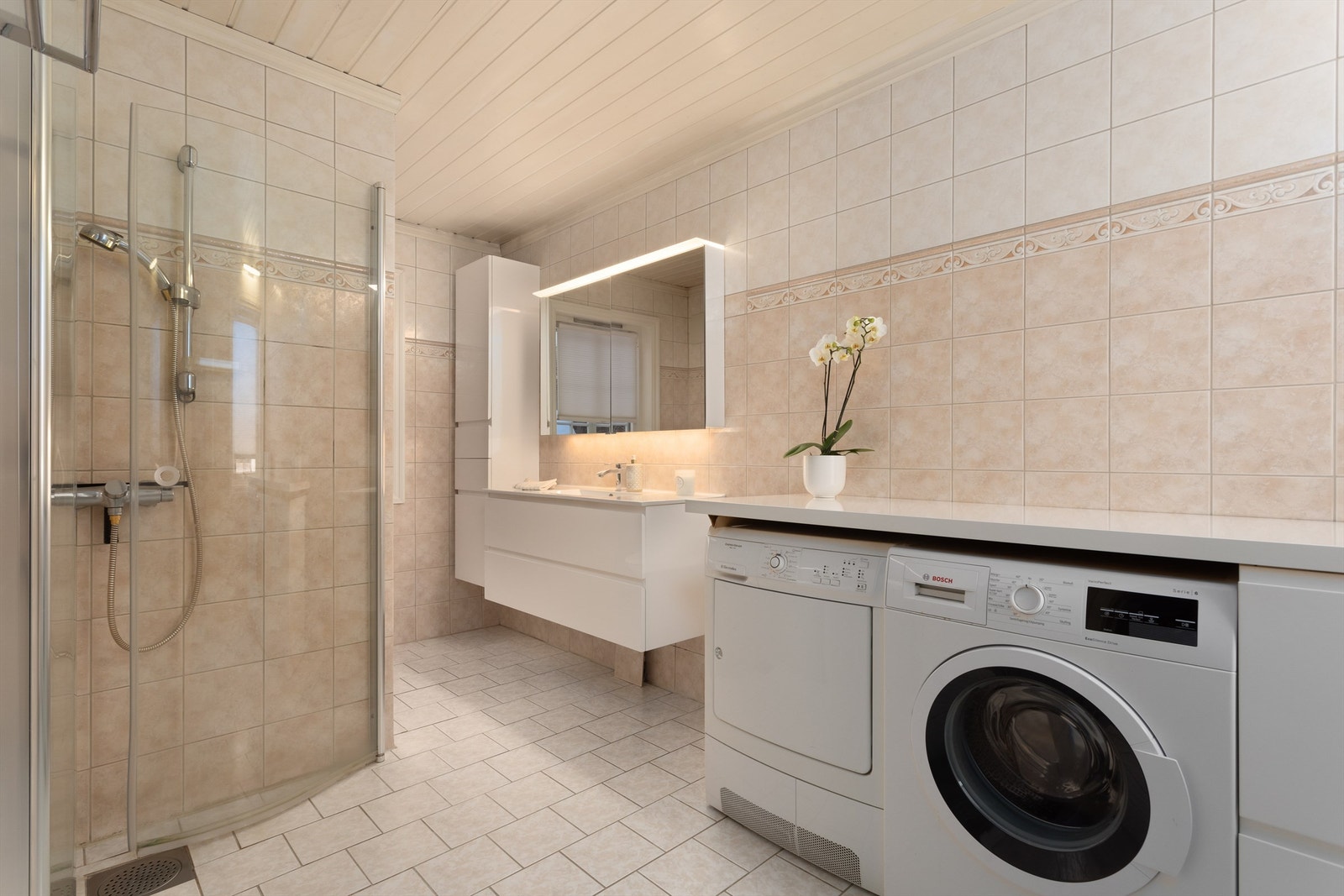 Lyst og pent bad i 1. etasje med dusjhjørne og varmekabler i gulv Galleribilde