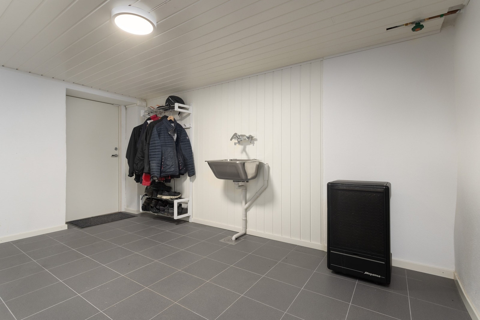 Innredet vaskerom fra 2018 med utslagsvask - Rommet er opprinnelig byggemeldt som bod Galleribilde