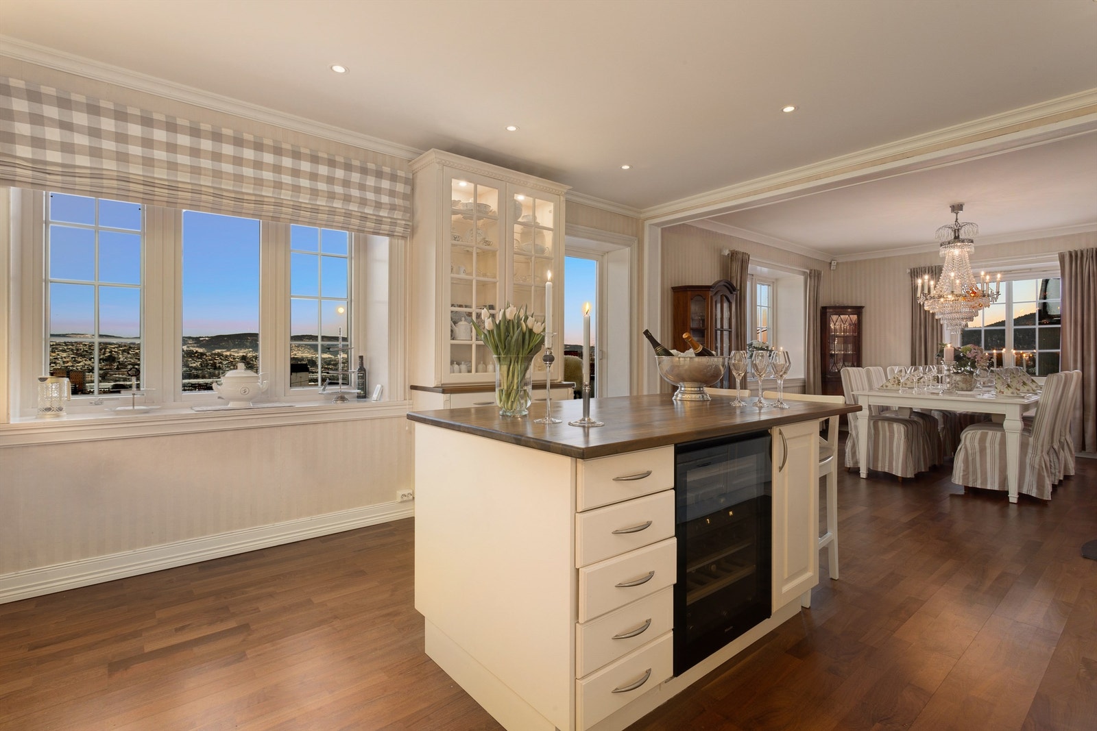 Glassplater på vegg over benkeplate av stein - forøvrig er benkeplatene av heltre Galleribilde