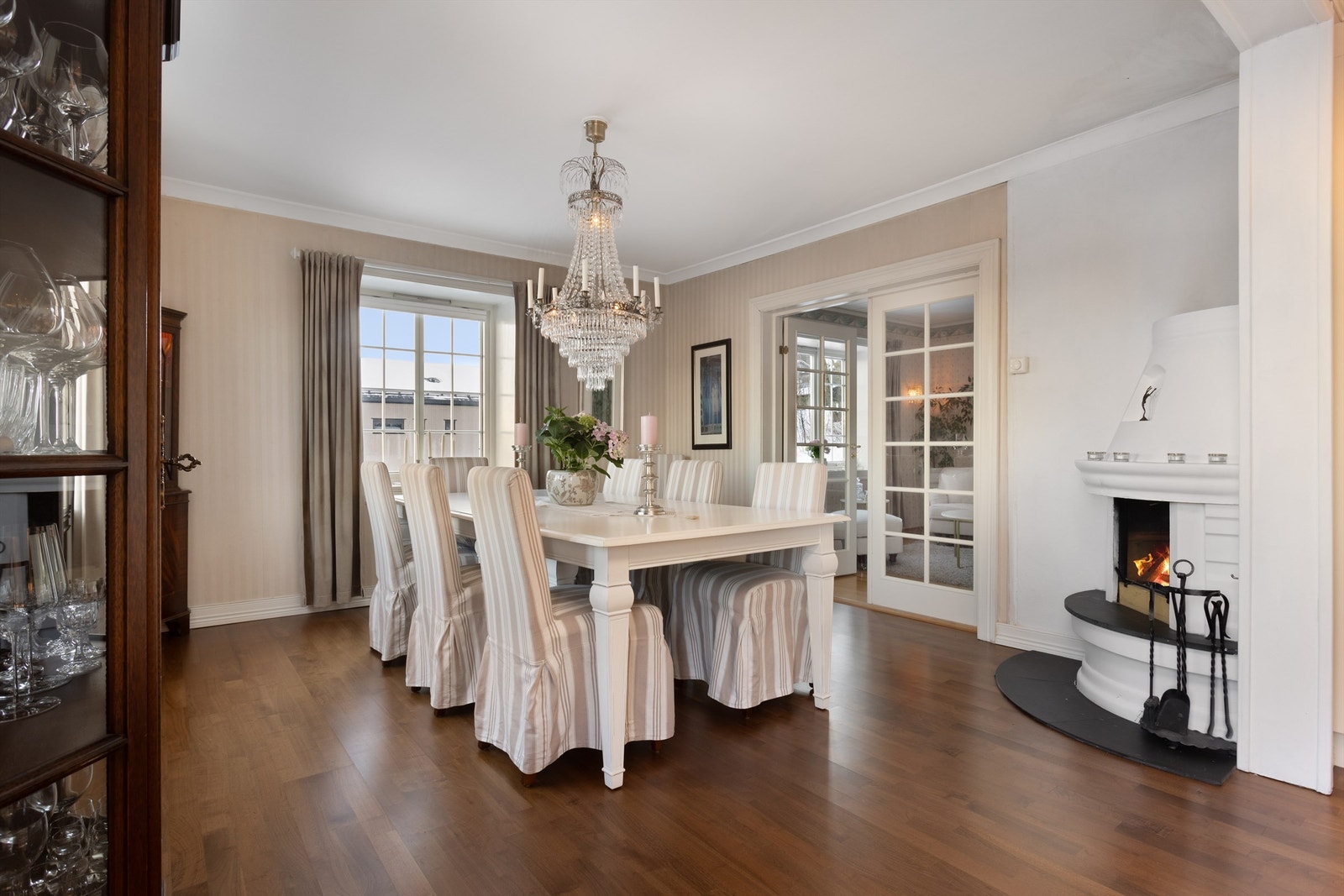 Spisestue med god plass til sittemøblement Galleribilde