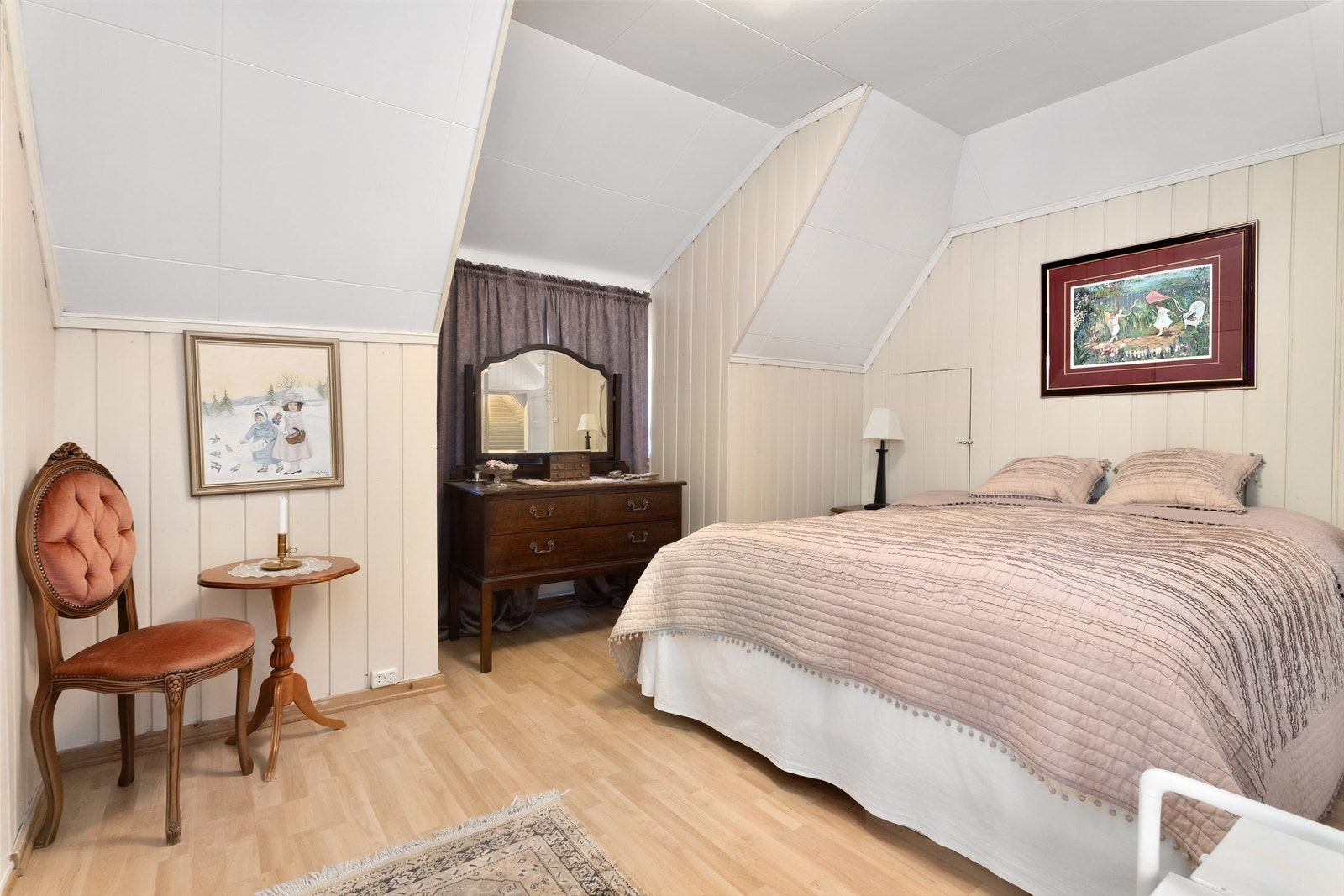 Soverom 3 med plassbygde garderobeskap Galleribilde