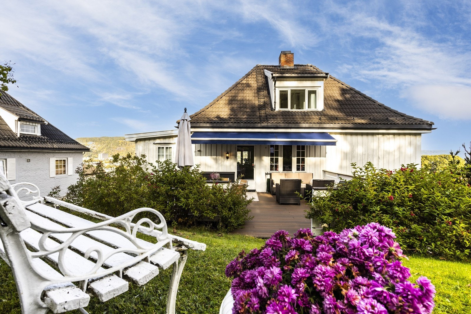 Videre er det direkte adkomst til skjermet og pent opparbeidet hageområde Galleribilde