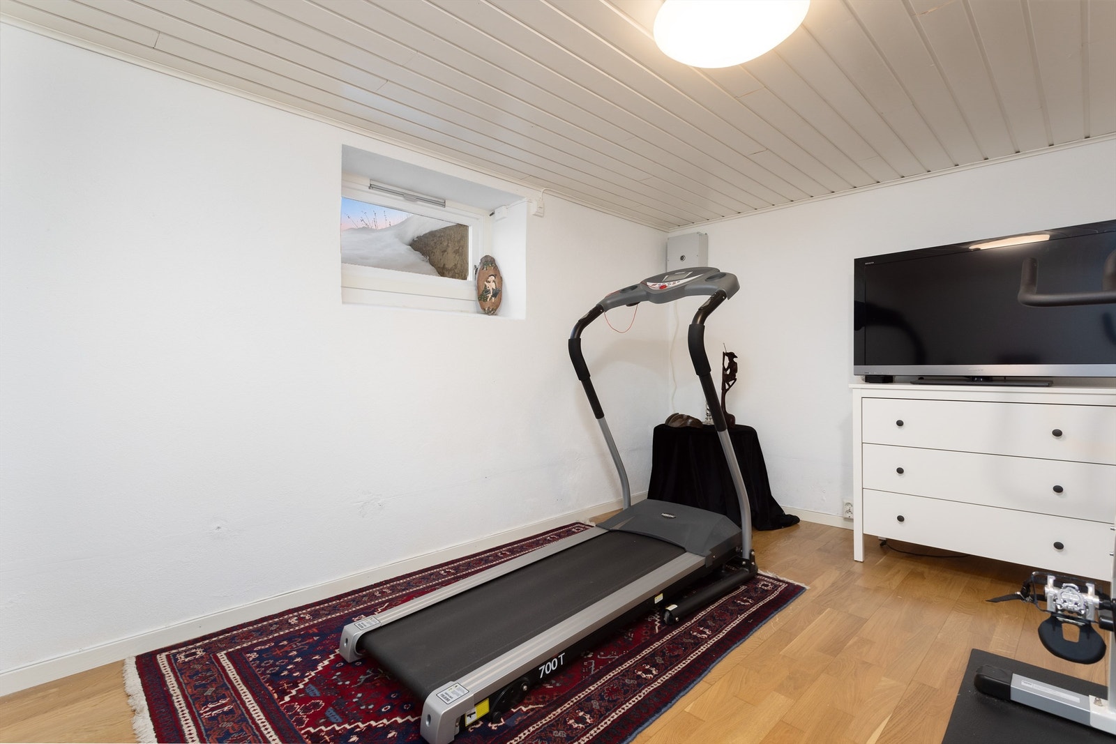 Innredet oppholdsrom/treningsrom - Rommet er ikke godkjent for varig opphold Galleribilde