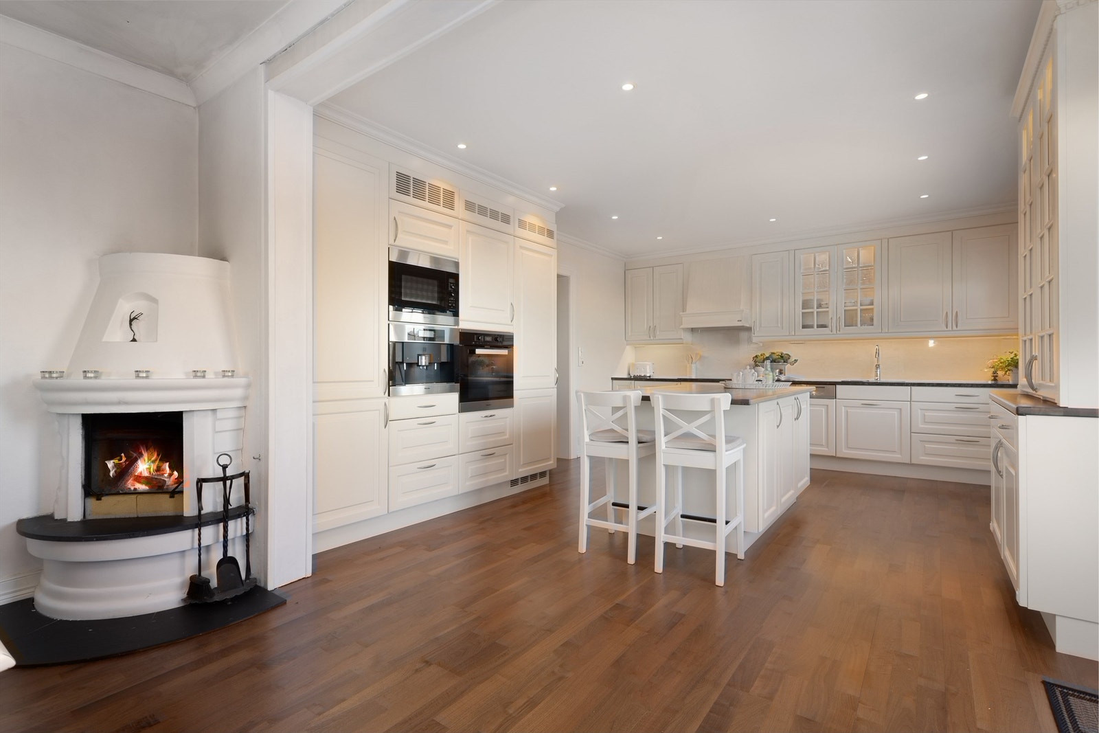 Innmurt innsats med åpen peis i hjørne og plate på gulv Galleribilde