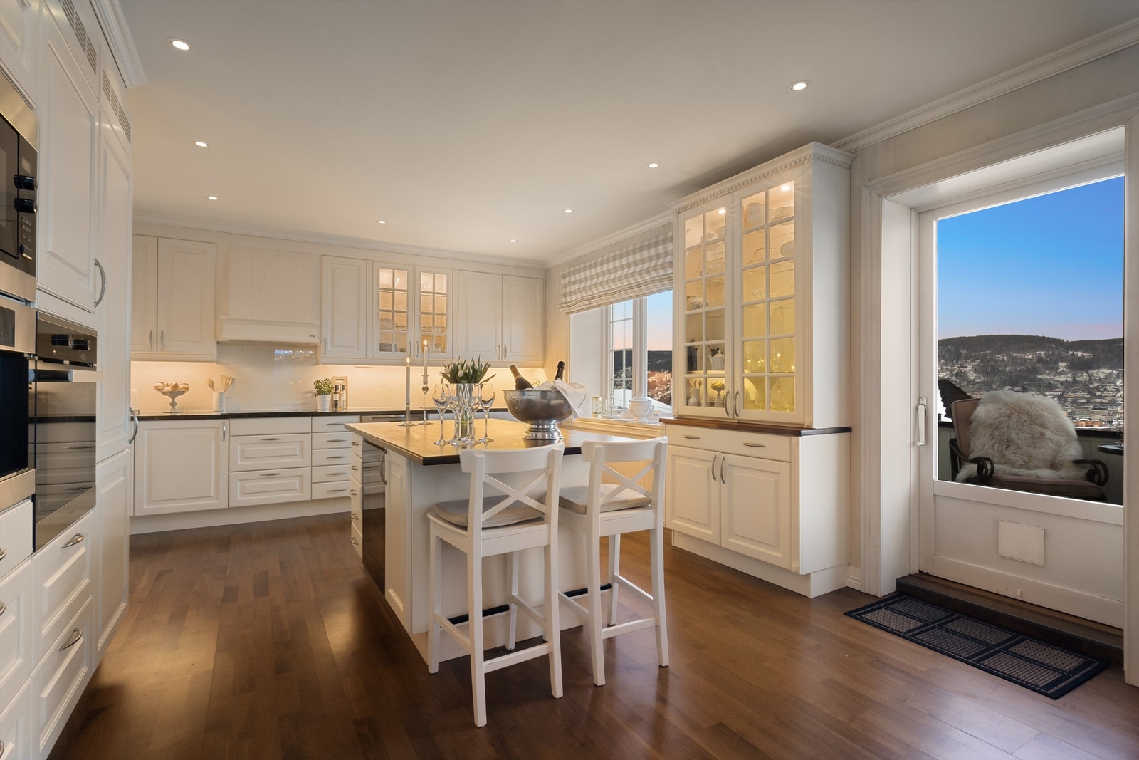 Praktisk og stor kjøkkenøy med barløsning - plassert midt i rommet Galleribilde