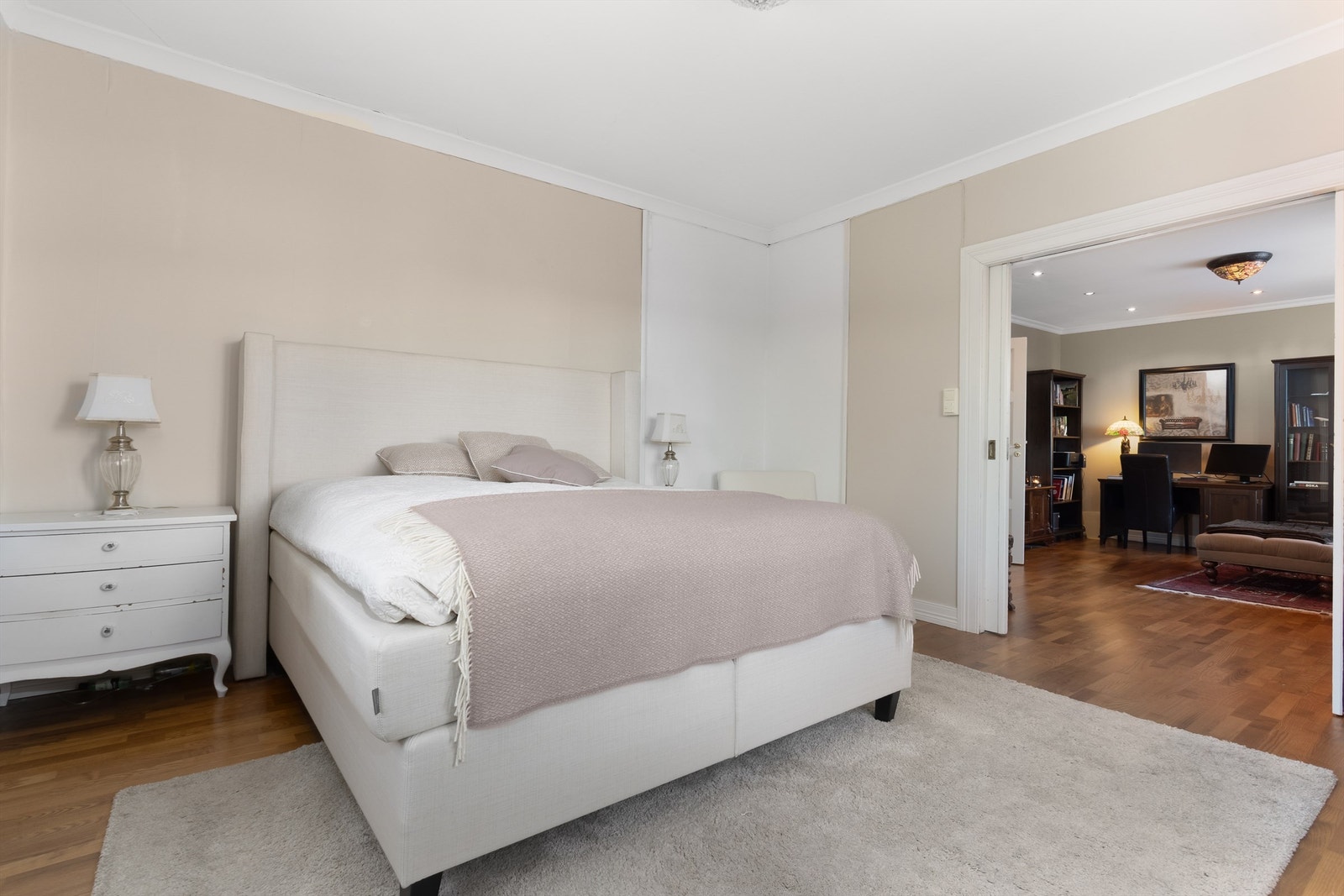 Soverom 1 med 3-stavs parkett på gulv, malt tapet på vegger og malt himling Galleribilde