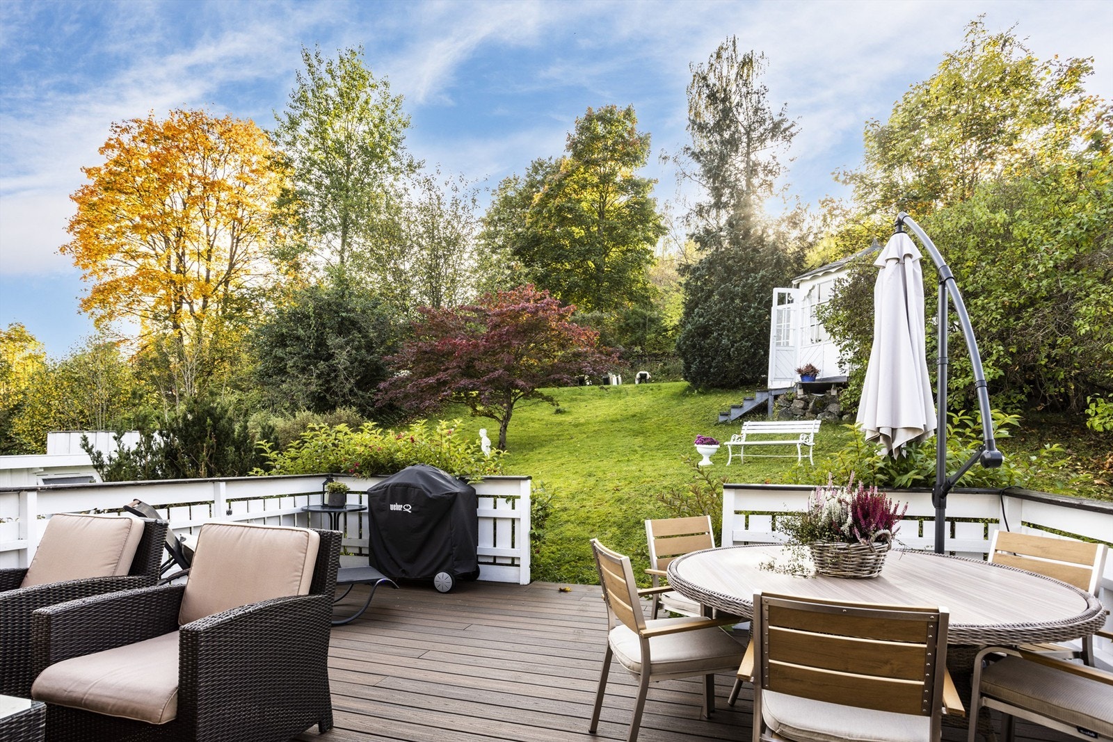 Solrike uteplasser og pent opparbeidet samt skjermet hage på baksiden Galleribilde