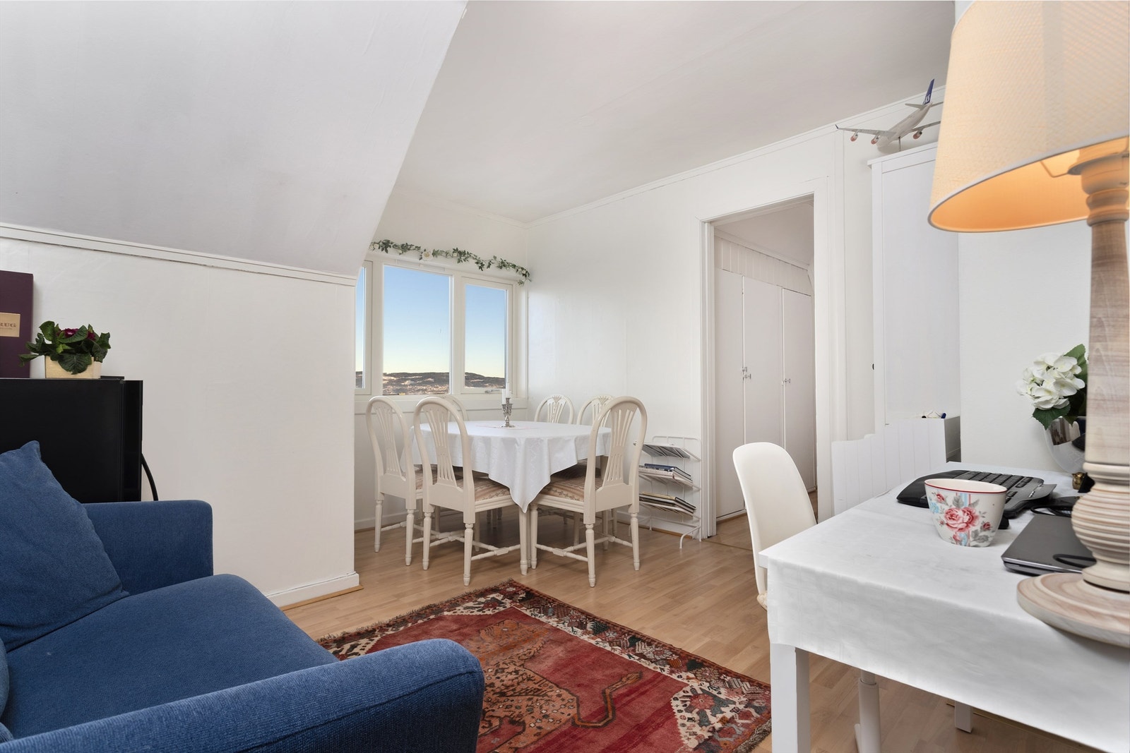 Loftstue med sofaområde, spiseplass og kontorplass Galleribilde