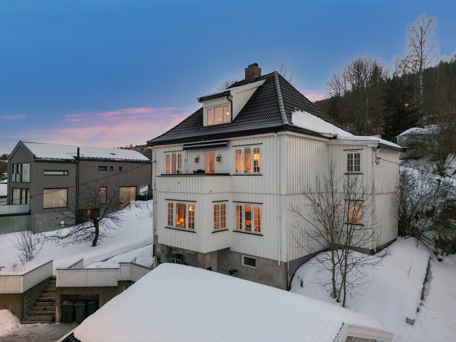 Frittstående dobbelgarasje med el-billader og gårdsplassen er belagt med belegningsstein Galleribilde
