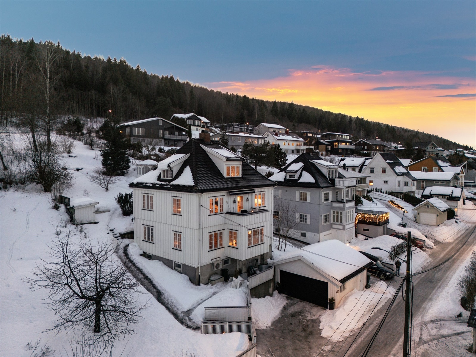 Delikat & innholdsrik bolig med klassiske preg - Boligen har 4 etasjer Galleribilde