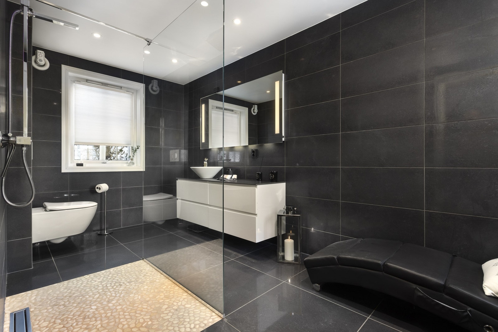 Badet har downlights i tak og varmekabler i gulv Galleribilde