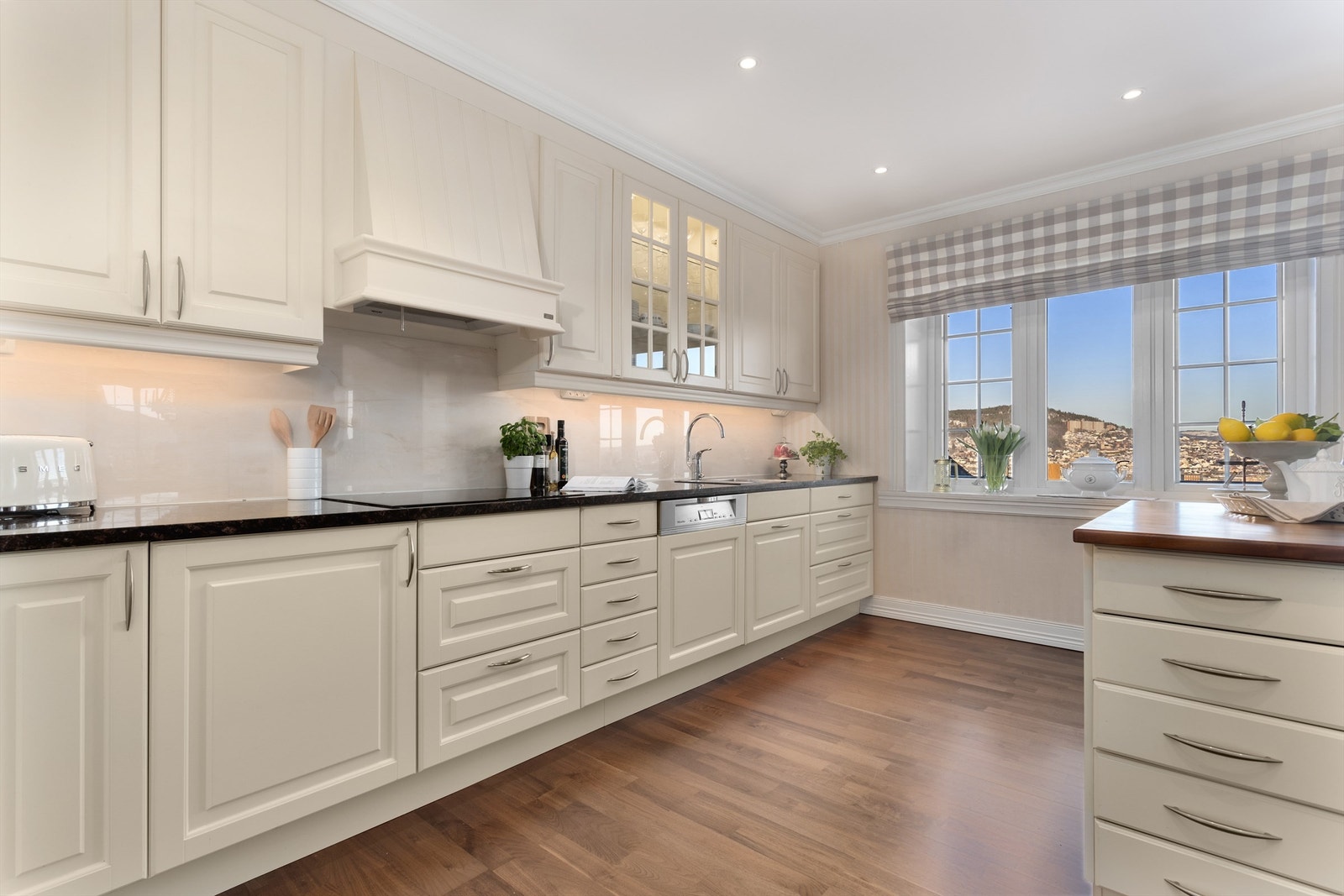 Takhøy innredning med over- og underskap samt vitrineskap og høyskap Galleribilde