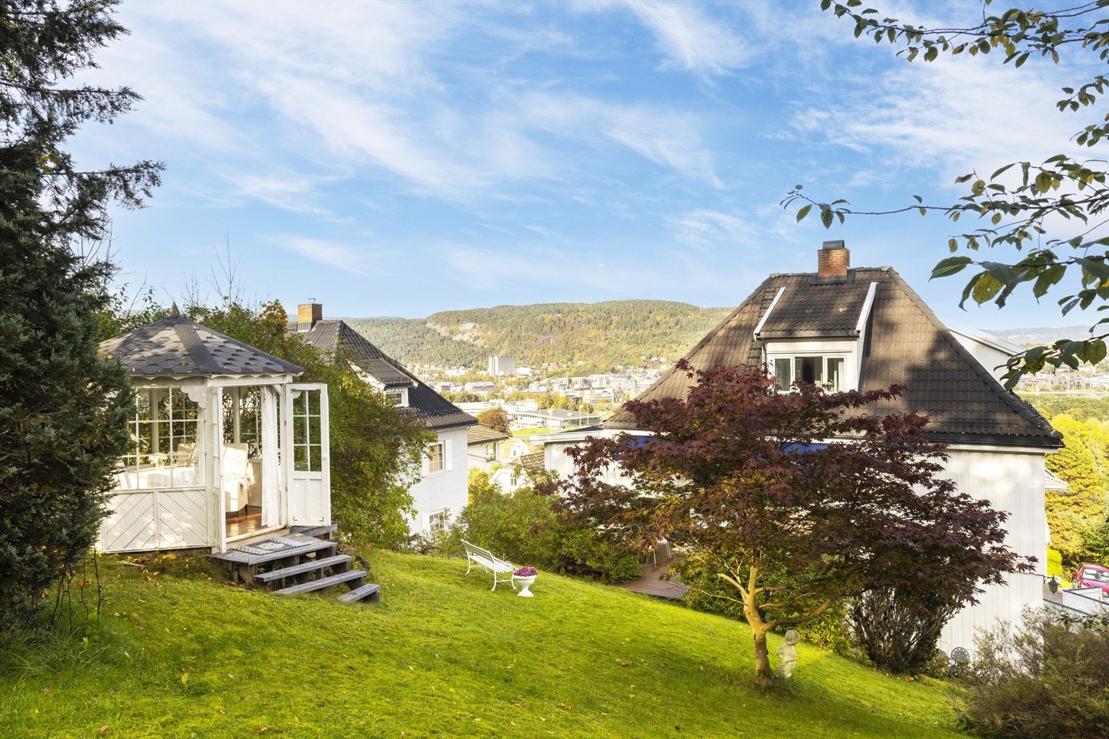 Baksiden av eiendommen grenser til kommunalt grøntanlegg Galleribilde