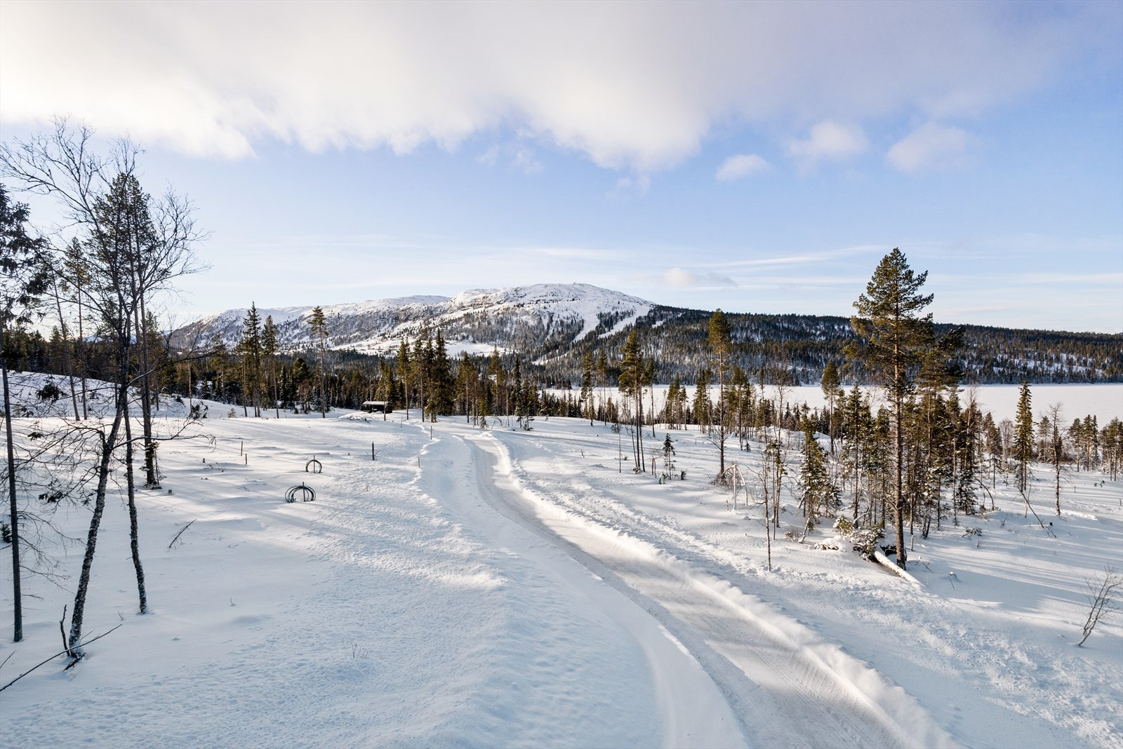 Tomtefeltet med alpinbakkene i Valsfjell i bakgrunnen. Galleribilde