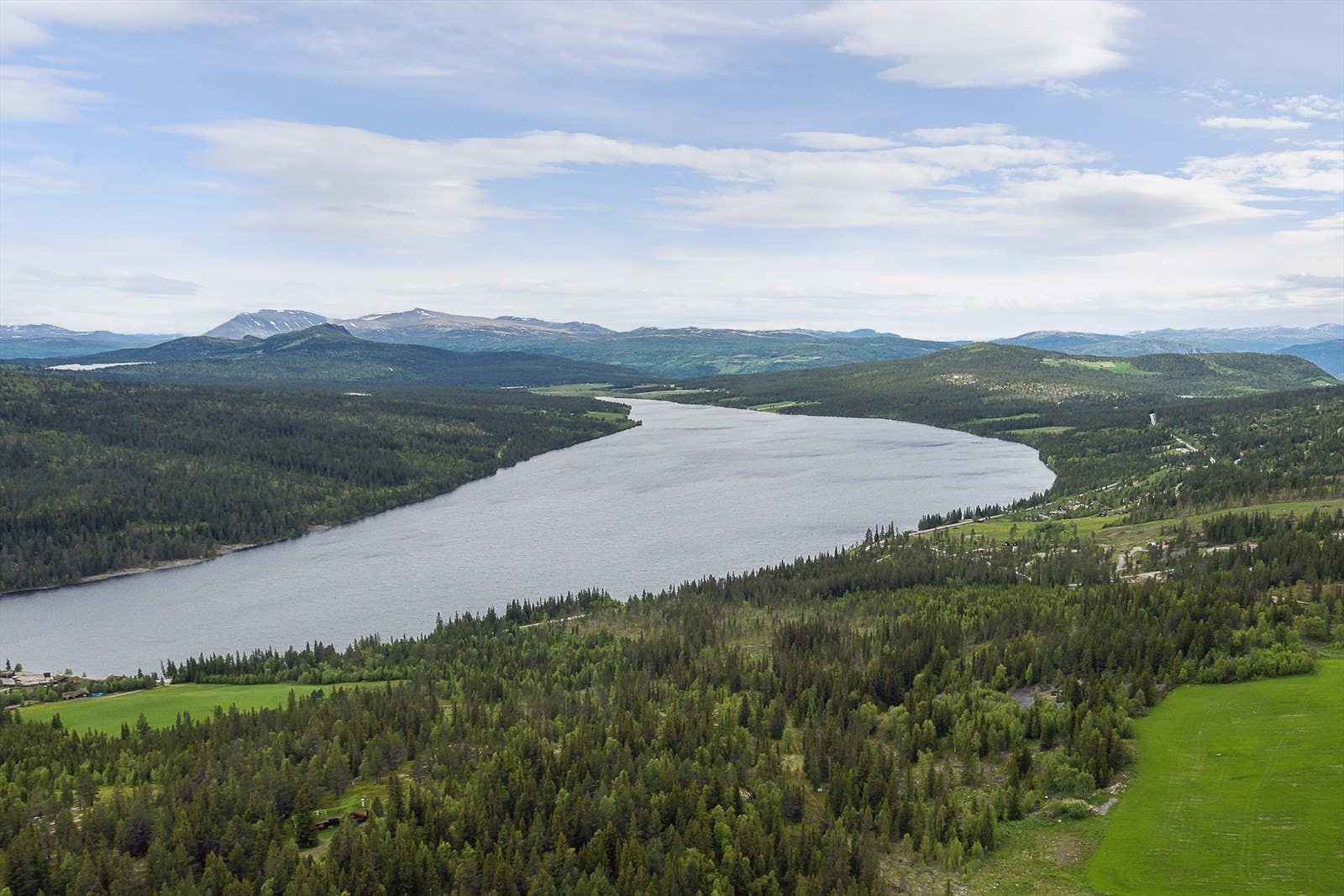 Tomtefeltet ligger fint til med nærhet til Gålåvatnet. Galleribilde