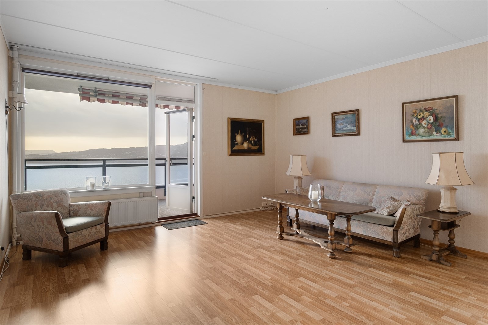 Stue med plass til sofagruppe og spisebord. Galleribilde