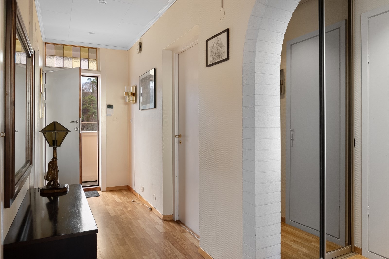 Romslig entre med garderobe. Galleribilde
