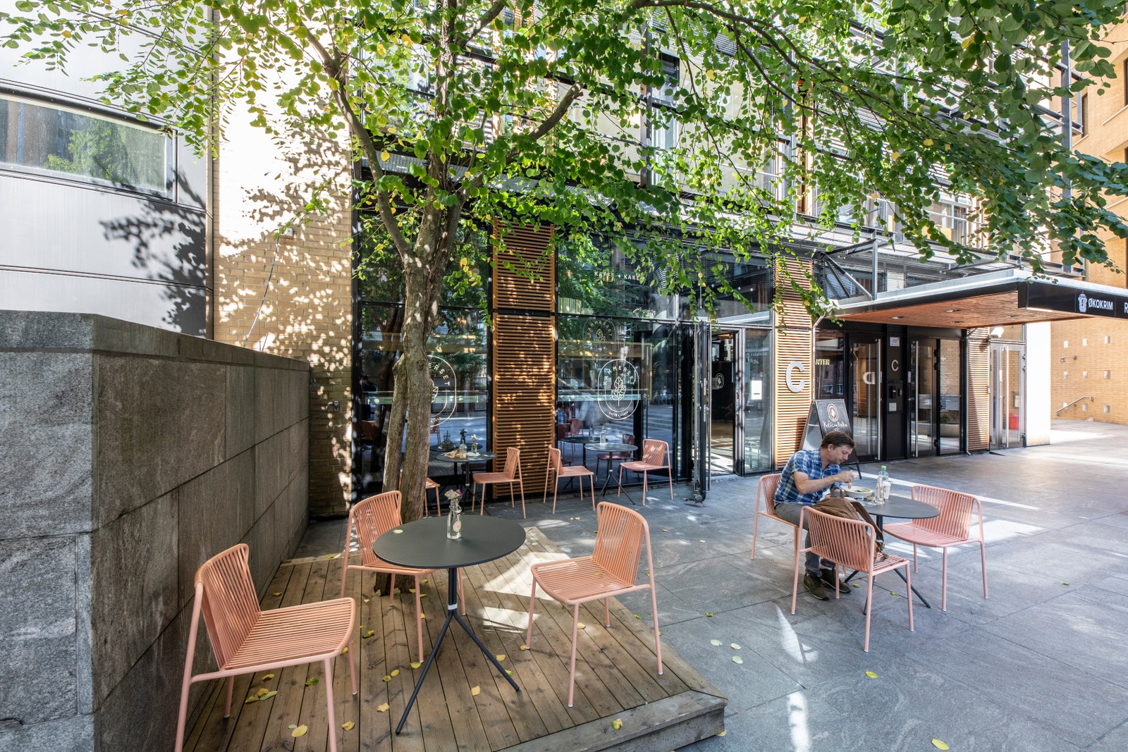 Ta med kaffen eller lunsjen ut en solskinnsdag Galleribilde