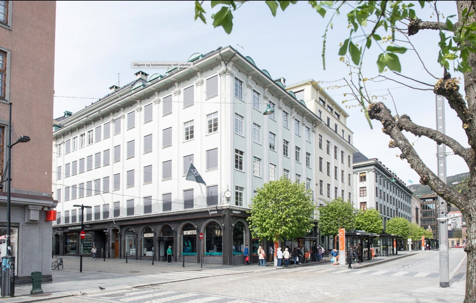 Gågate og bybane rett utenfor Galleribilde