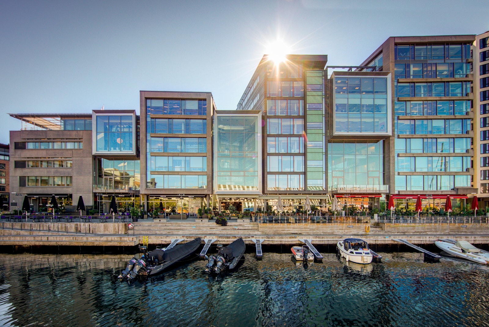 Flott fasade i bindeleddet mellom Aker Brygge og Tjuvholmen Galleribilde