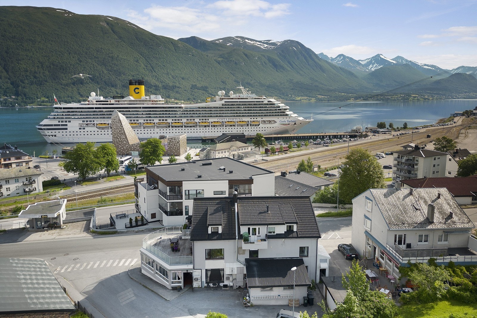 Eiendommen har en sentral beliggenhet i Åndalsnes sentrum Galleribilde