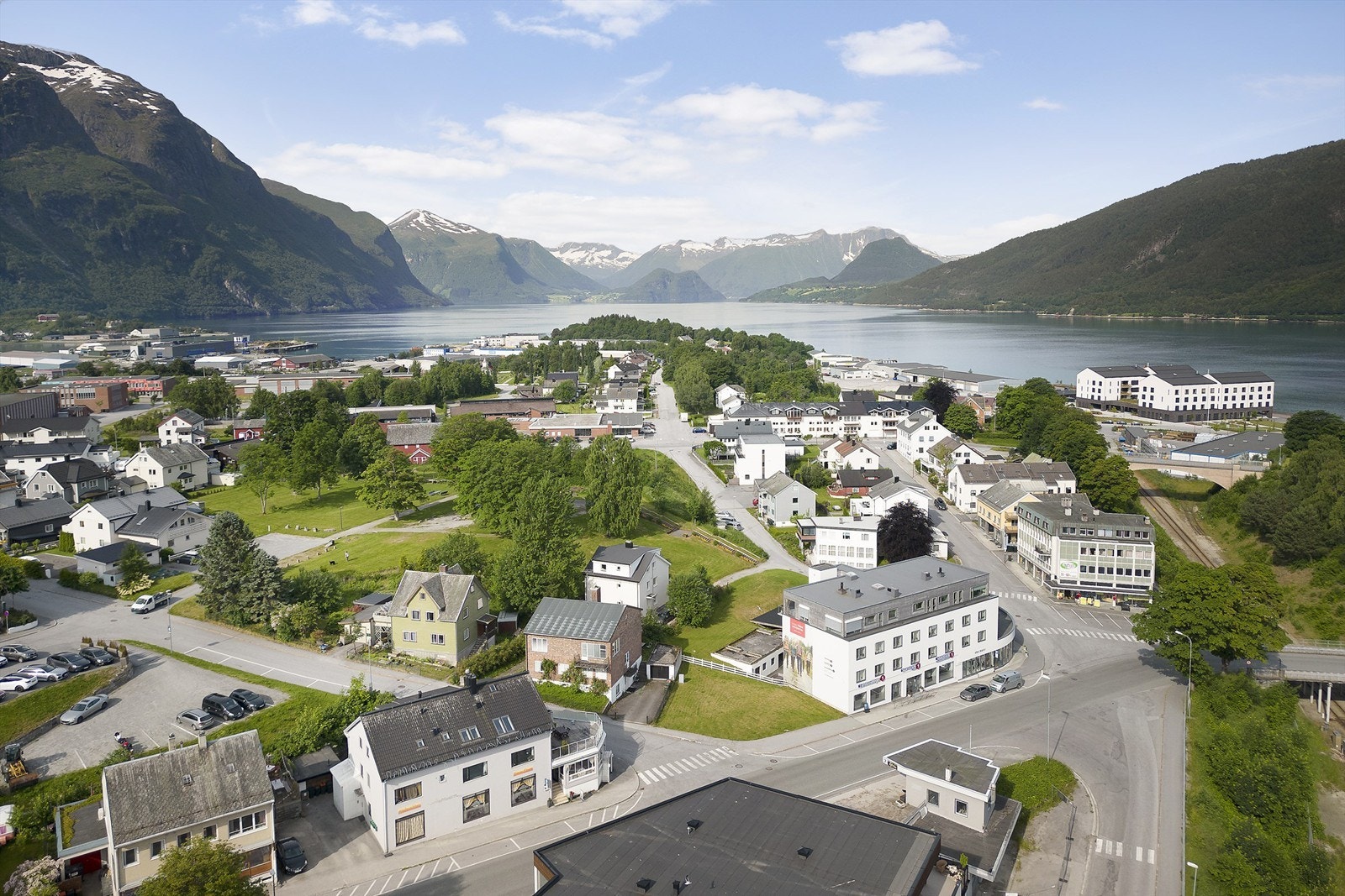 Dronefoto mot Romsdalsfjorden Galleribilde