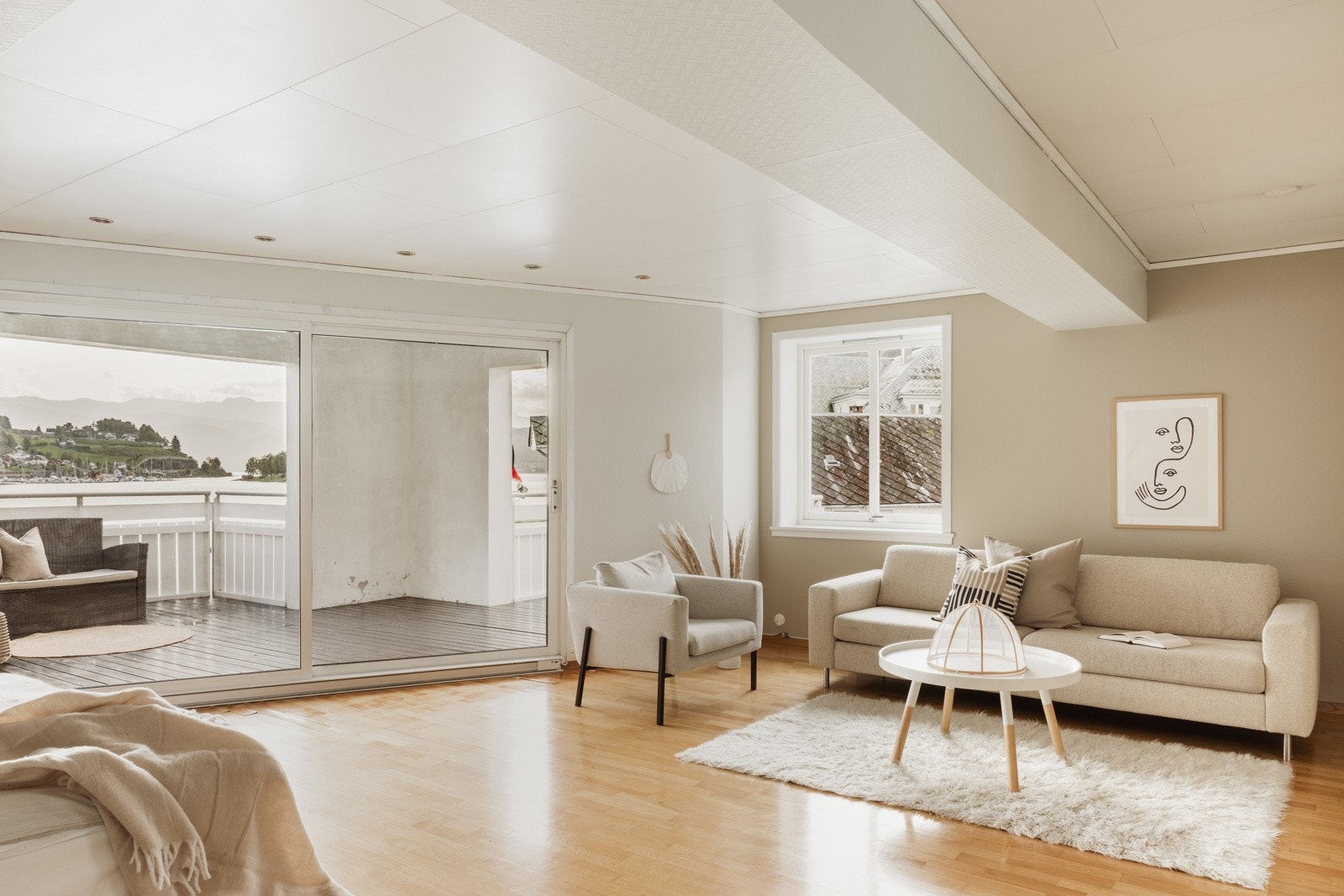 Fra hovedsoverommet er det utgang til en stor balkong. Galleribilde