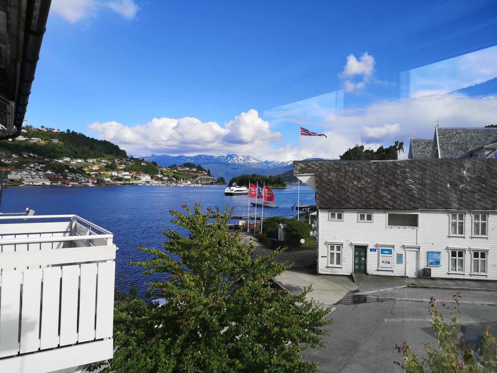 Sjekk utsikten utover fjorden. Galleribilde