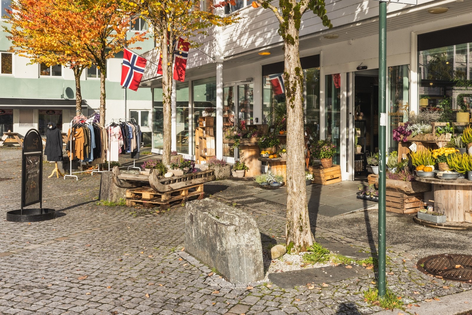 Første etasje består av to butikker. Galleribilde