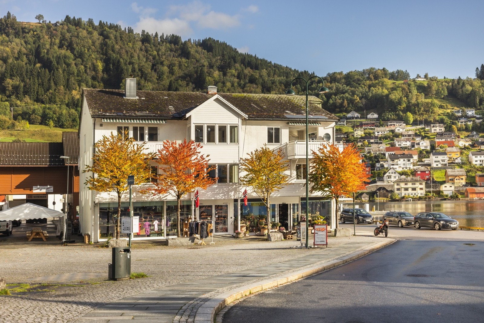 Flat eiendom plassert midt i sentrum! Galleribilde