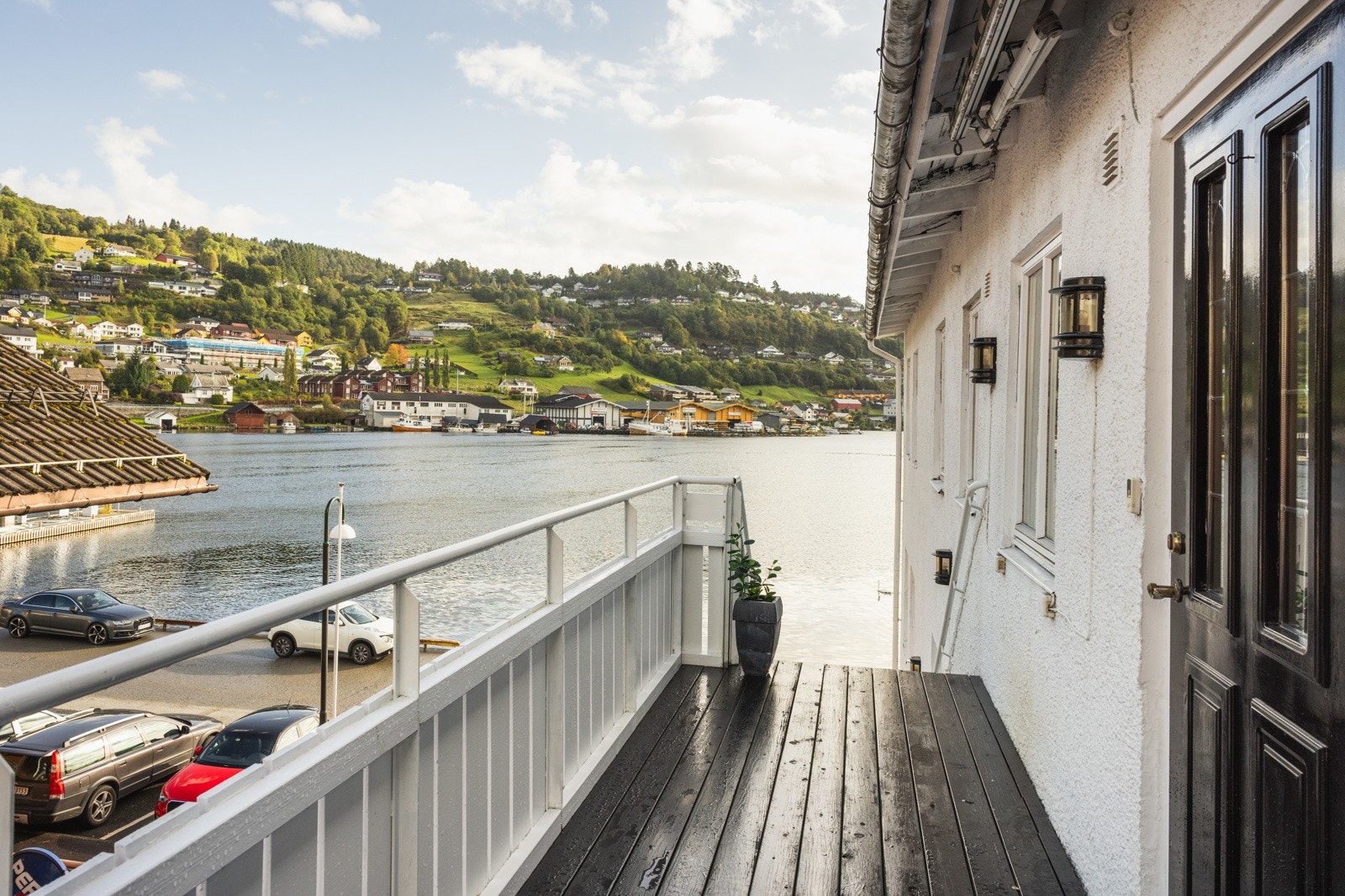 Leiligheten har egen inngang, fra trapp på siden av bygget. Galleribilde