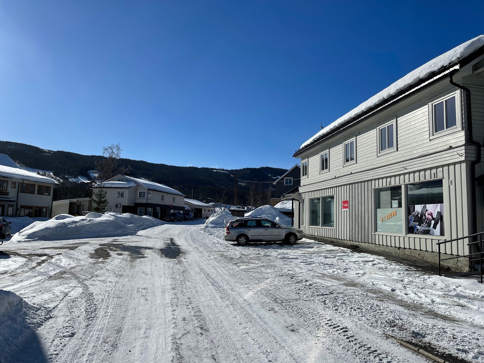 Ryfossvegen 91 fremstår som en fint beliggende eiendom med potensiale for varierende benyttelse på grunn av sin sentrale beliggenhet og lette adkomst. Galleribilde