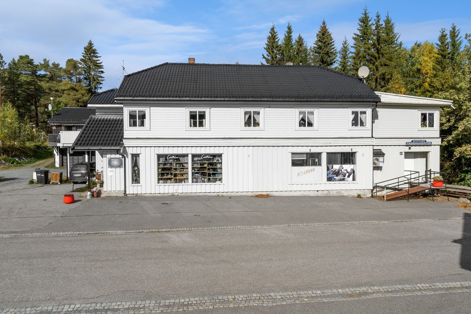 Næringsbygget er fra 1946, men dagens eier har kostet på eiendommen de siste årene med bl.a utvendig oppussing/maling samt renovert/oppgradert en del av innvendige arealer. Galleribilde