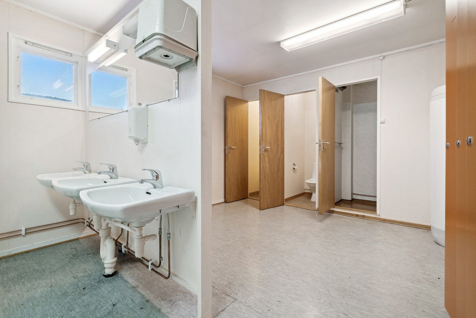 Garderobe og wc Galleribilde